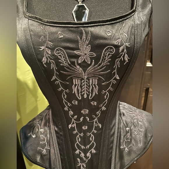 Shades of Silence gothic embroidered peplum corset - Picture 2 of 5